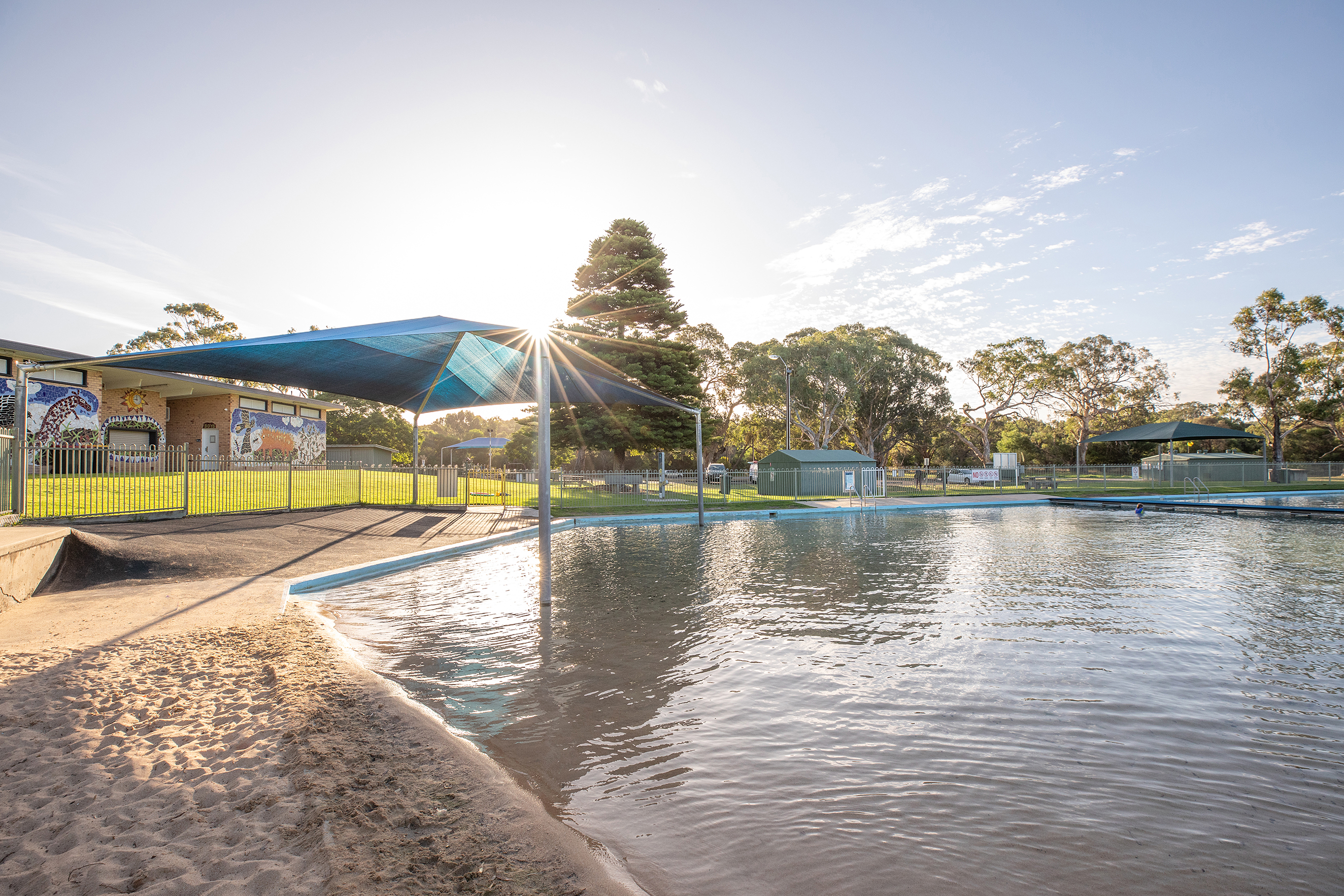 Naracoorte Swimming Lake with kiosk