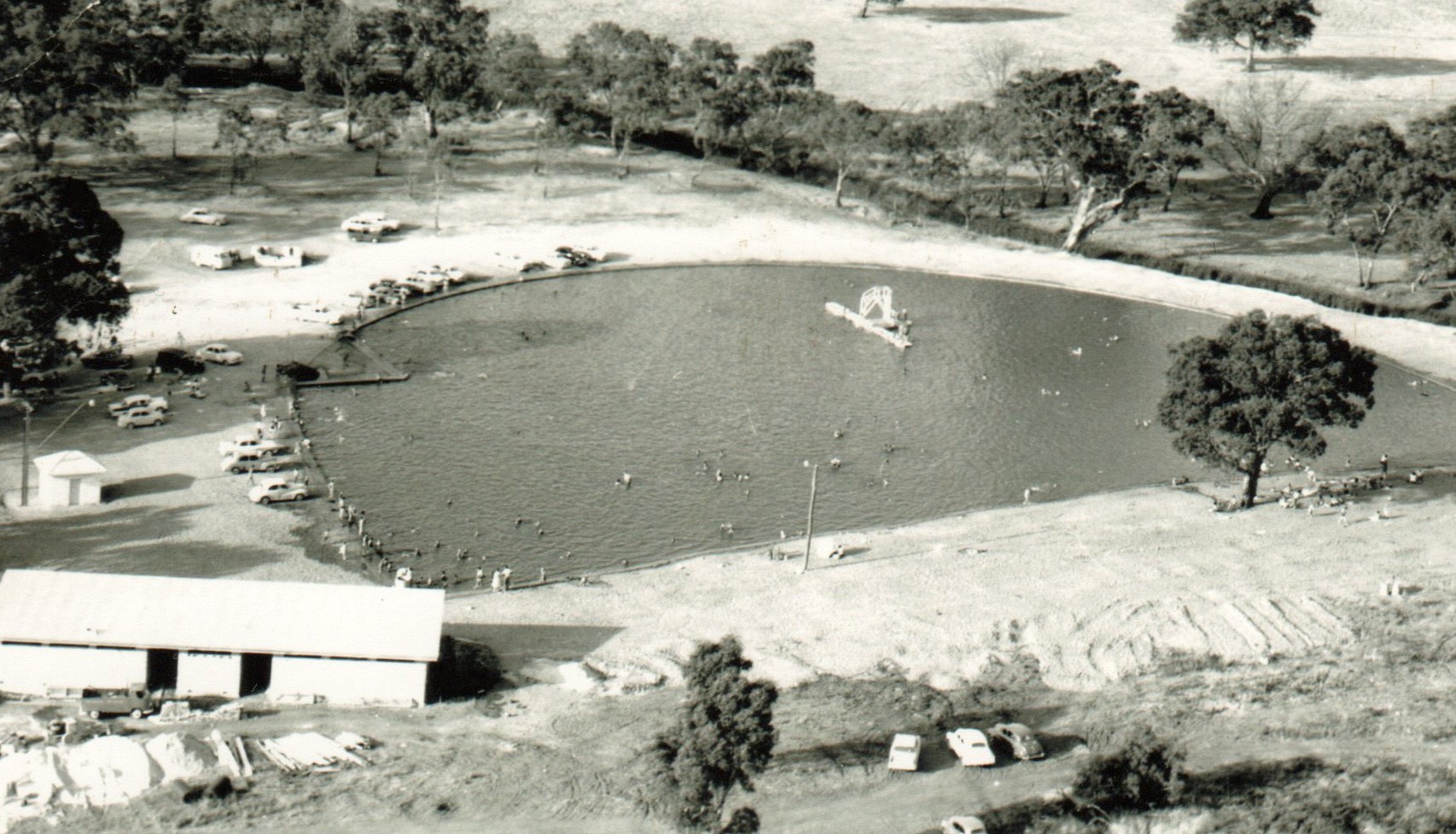 Historic aerial view of the Naracoorte Swimming Lake